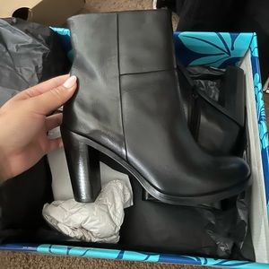 Seychelles gossip black booties